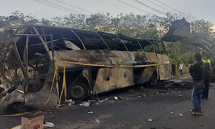 Xe buýt đấu đầu xe bồn chở dầu, biển lửa kinh hoàng khiến 16 người tử vong