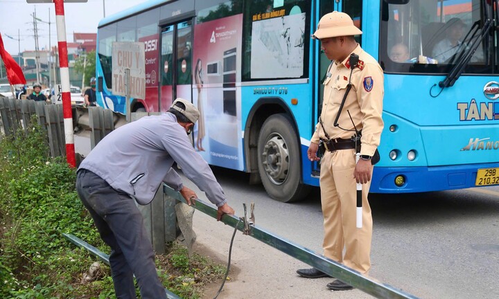 Hà Nội: Rào kín 6 lối đi tự mở trên tuyến đường sắt Bắc - Nam, bảo đảm an toàn 