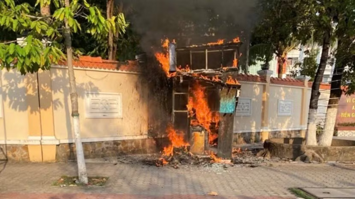 Nguyên nhân ban đầu khiến trụ ATM bốc cháy dữ dội, bị thiêu rụi hoàn toàn, số tiền mặt bên trong thế nào?