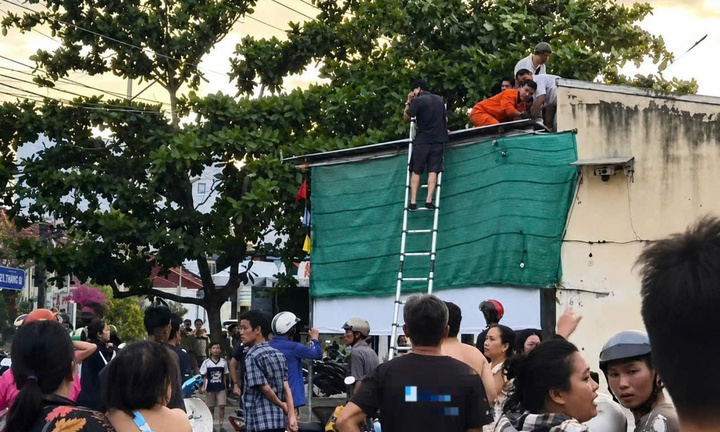 Trèo lên mái nhà lấy bóng, nam sinh lớp 6 nghi bị điện giật tử vong