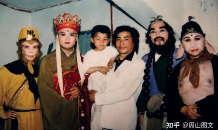 Hé lộ loạt ảnh hậu trường hiếm có của 