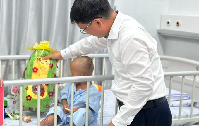 Bé trai 2 tuổi bị mẹ ruột và cha dượng bạo hành đón nhận một tin vui