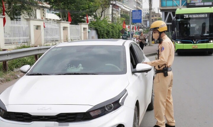 Hà Nội: CSGT tăng cường xử lý ô tô dừng đỗ sai quy định