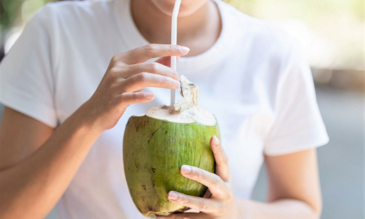 Nước dừa giải nhiệt ngày hè nhưng một số nhóm người nên cẩn trọng khi sử dụng