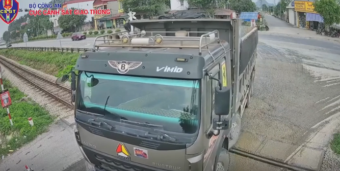 Thót tim khoảnh khắc lái xe tải loay hoay tiến - lùi vượt rào chắn trước khi tàu lao tới chỉ vài giây