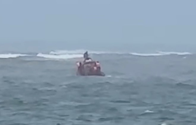 Tìm thuyền viên mất tích ngoài khơi cửa Gianh