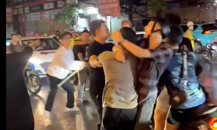 Vụ clip 2 nhóm thanh niên thách thức, định lao vào ẩu đả trong đêm ở Hà Nội: Công an vào cuộc xác minh