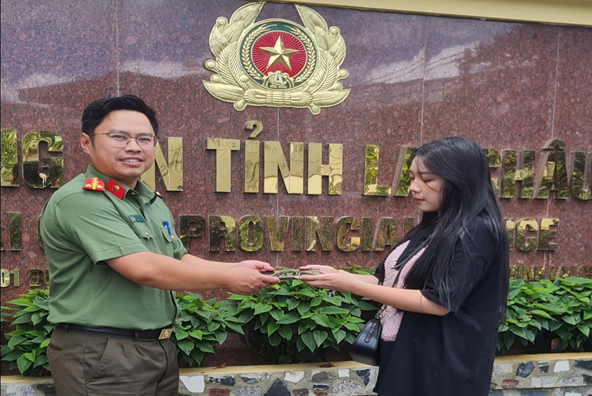 Tin tức thời sự 24h: Cán bộ công an nhặt được của rơi, trả lại người bị mất