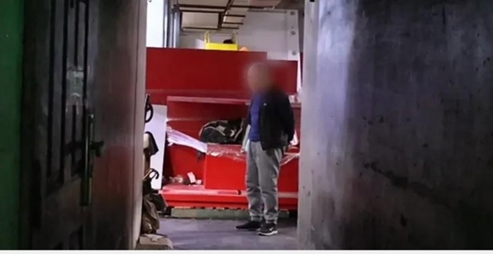 Có nhà tiền tỷ, ông lão 78 tuổi vẫn ngủ ở lối vào siêu thị, lý do khiến ai cũng xót xa