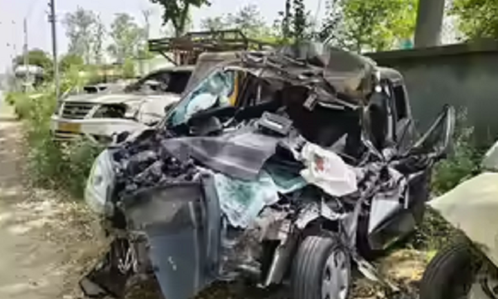 Ô tô mất lái đâm vào xe tải tại Ấn Độ, 4 người tử vong, nghi do tài xế ngủ gật