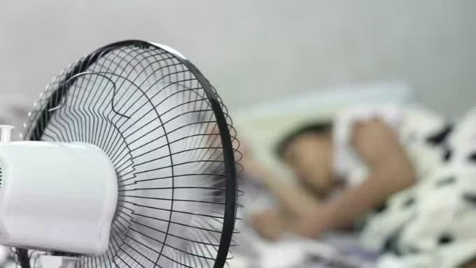 Chuyên gia lý giải việc không nên bật quạt cả đêm dù trời nóng nực, khó chịu