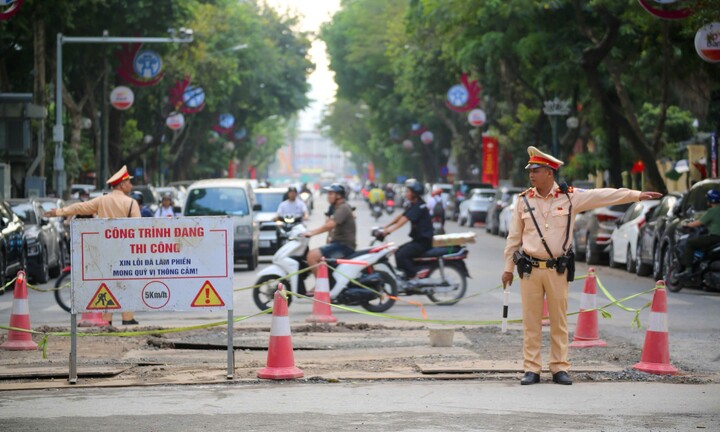 Hà Nội rào chắn, điều chỉnh giao thông nhiều tuyến phố trung tâm phục vụ thi công chống ngập