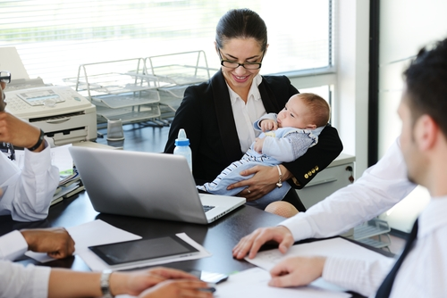 Lao động nữ nuôi con dưới 12 tháng tuổi có được về sớm?