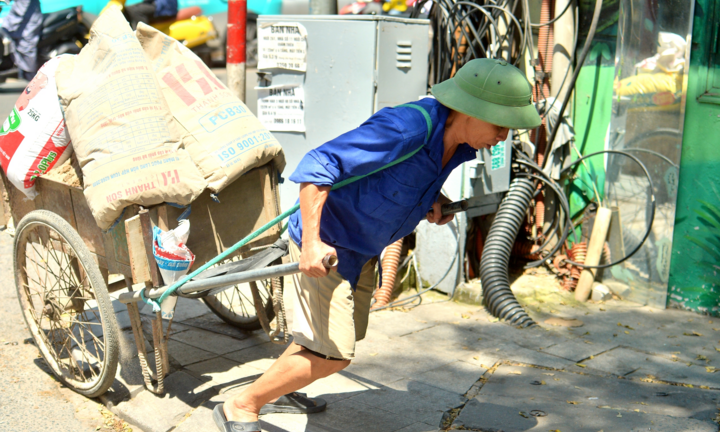 Giữa “chảo lửa” Hà Nội, người lao động oằn mình mưu sinh dưới cái nóng 40 độ C