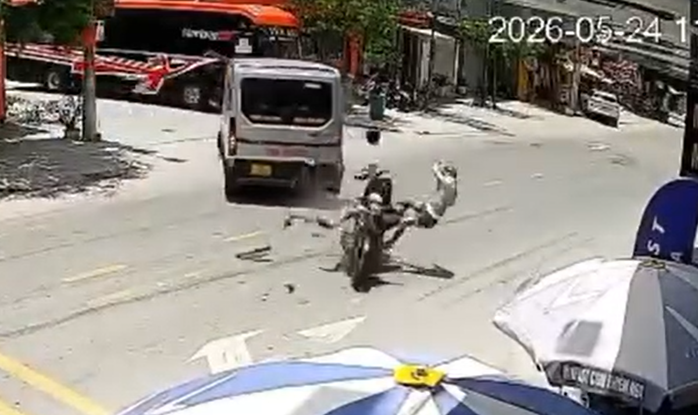 Tin tức tai nạn giao thông 24h: Tông đuôi xe 9 chỗ, hai thanh niên đi xe máy bay lên không trung