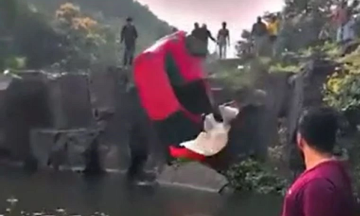 Clip: Ô tô con bất ngờ lao xuống thác nước, người dân liều mình nhảy xuống cứu các nạn nhân