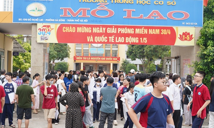 Đội nắng vượt đường xa đưa con làm thủ tục thi 10, phụ huynh xúc động vì được hỗ trợ giữa trưa hè Hà Nội