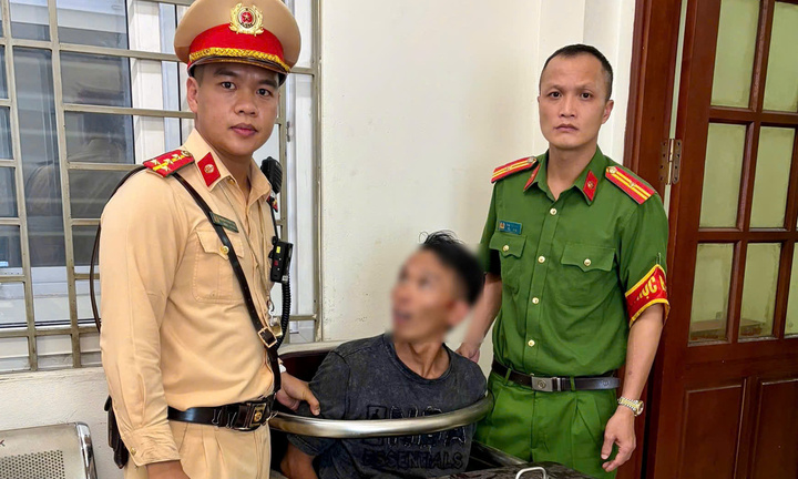 Hà Nội: CSGT cùng công an cơ sở khống chế đối tượng manh động trên phố Hòe Nhai