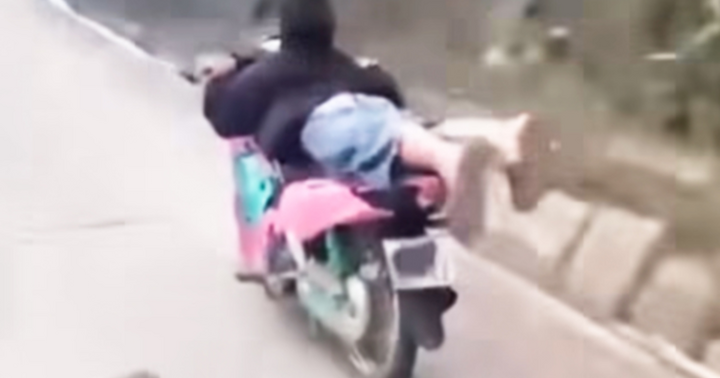 Nằm sấp trên yên xe mô tô để lái, nam thanh niên ở Lào Cai bị xử lý