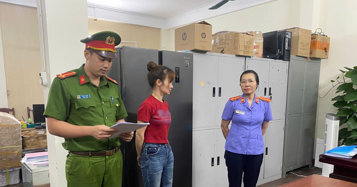 Khởi tố chủ xưởng sản xuất hàng trăm nghìn gói băng vệ sinh, bỉm trẻ em giả