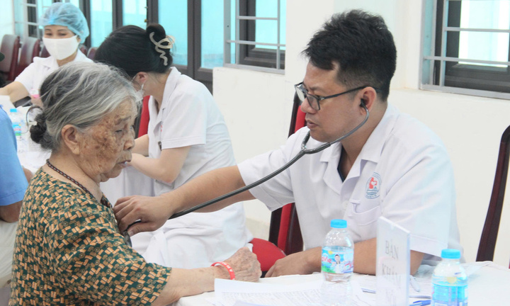 Người tạm trú trên 12 tháng tại Hà Nội sẽ được hỗ trợ khám sức khỏe định kỳ