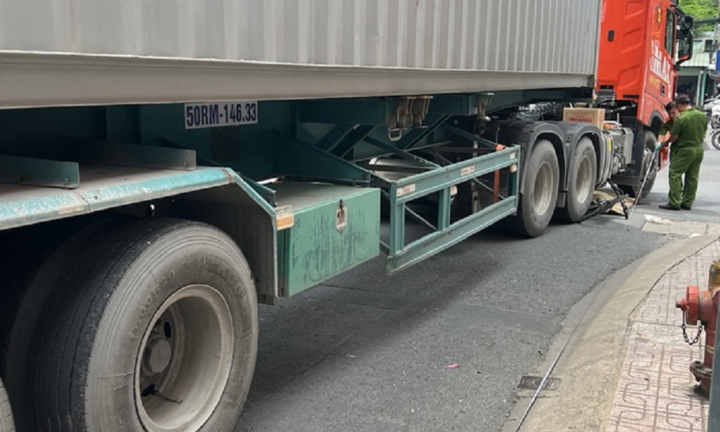 Nam thanh niên chạy xe đạp bị container cán tử vong: Tài xế nói gì khi đi vào đường cấm?