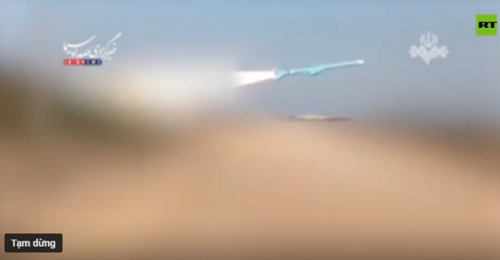 Clip: Iran phóng tên lửa vào tàu chiến Mỹ
