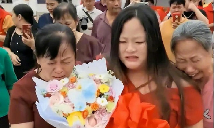 Bỏ trốn vì vỡ chai sữa tắm, bé gái mất tích 22 năm: Gia đình khóc ngất khi biết chân tướng