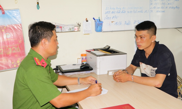 Tạm giữ nam thanh niên cầm dao chém cảnh sát cơ động