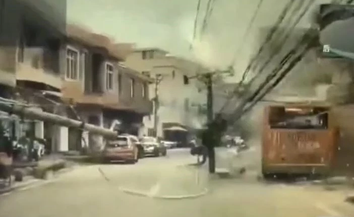 Clip: Tài xế ngủ gật, xe buýt lao thẳng vào cột điện, tia lửa bắn tung tóe