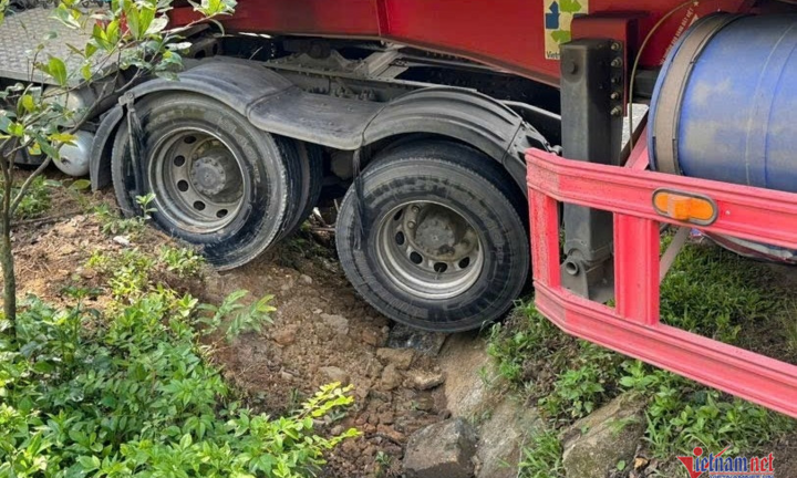 Tin tức giao thông 24h: Thêm 1 nạn nhân tử vong vụ xe container tông công nông trên quốc lộ 14