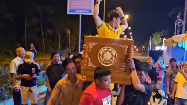 Vụ clip đám đông khiêng quan tài, nhảy múa trên đường: Có dấu hiệu gây rối trật tự công cộng