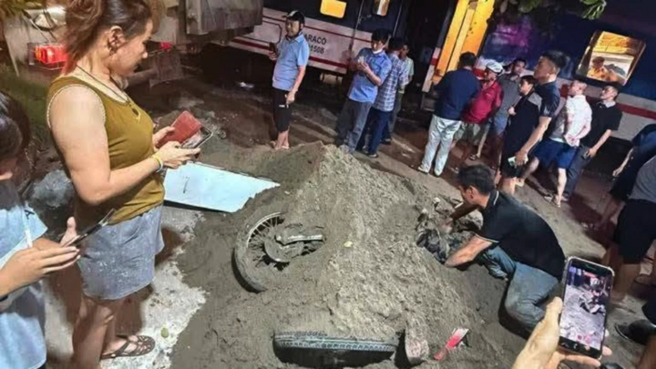Hiện trường 4 xe máy bị vùi lấp trong cát sau khi tàu hỏa tông ô tô tải ở Hà Nội