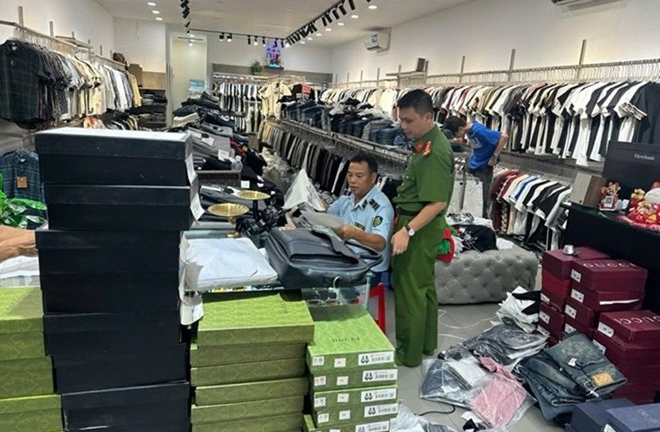 Lời khai của 2 chủ kho hàng quần áo, giày dép, túi xách giả mạo thương hiệu nổi tiếng vừa bị khởi tố