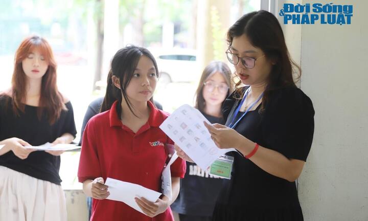 Hơn 1,2 triệu sĩ tử làm thủ tục thi tốt nghiệp THPT 2026: Phụ huynh xin nghỉ phép, túc trực động viên con trước