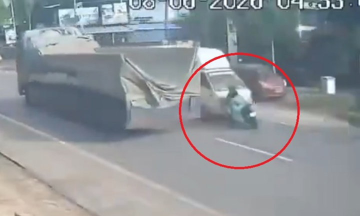 Camera ghi lại khoảnh khắc xe máy đi ngược chiều lao vào xe tải, hậu quả khiến nhiều người bàng hoàng