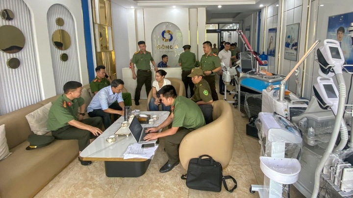 Khởi tố 12 bị can giả danh