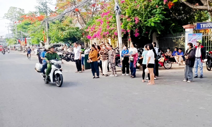 Một nữ sinh ngủ quên trong buổi thi môn Ngữ văn, công an dùng xe đặc chủng đến nhà đón