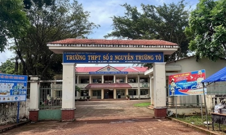 Nam sinh ở Gia Lai dùng điện thoại chụp đề Vật lý, định đưa lên ChatGPT tìm lời giải