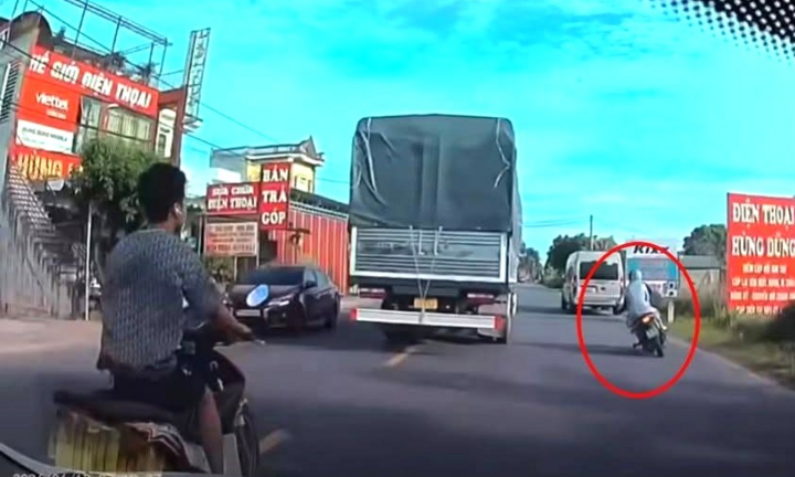 Tông vào xe khách đang đỗ bên đường, đôi nam nữ thiệt mạng: Camera ghi lại khoảnh khắc va chạm