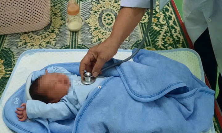 Thương tâm: Bé gái bị bỏ rơi và tờ giấy viết tay của người mẹ 