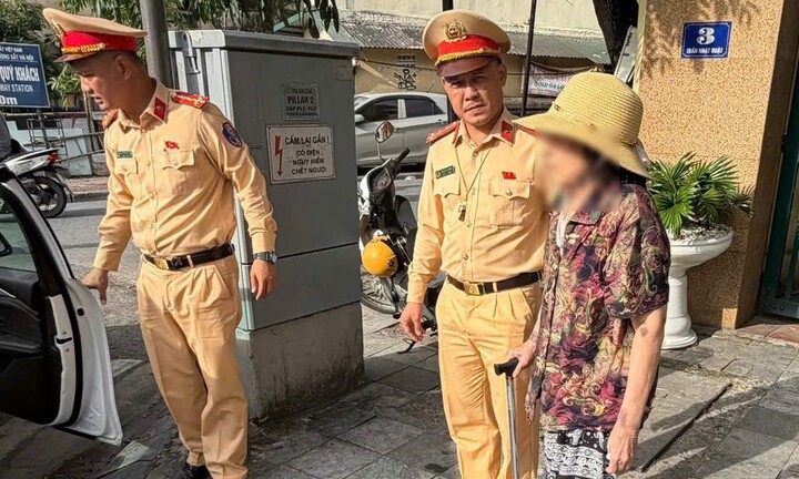 CSGT Hà Nội hỗ trợ cụ bà đi lạc về với gia đình an toàn