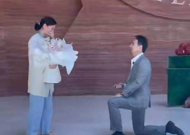 Khoảnh khắc nữ bác sĩ được cầu hôn khiến hàng triệu người khóc nghẹn vì quá giống phim ngôn tình