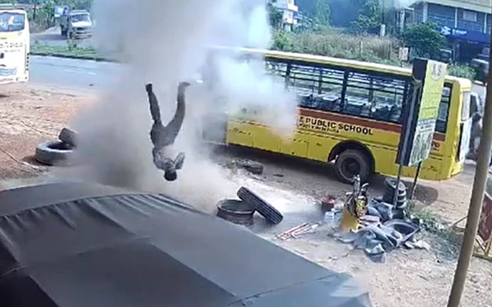Tin tức giao thông 24h: Clip nổ lốp ô tô như bom, hất văng nam thanh niên 19 tuổi lộn nhào lên không trung