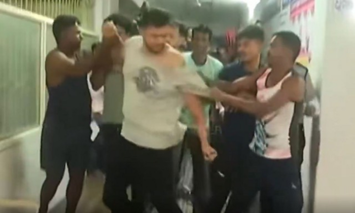 Sản phụ mang thai 8 tháng tử vong sau khi bị rắn cắn, người nhà xé áo bác sĩ giữa bệnh viện ở Ấn Độ