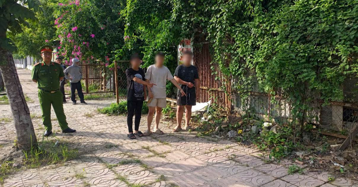 Triệu tập 3 thiếu niên mang hung khí tấn công người đi đường ở Hà Nội