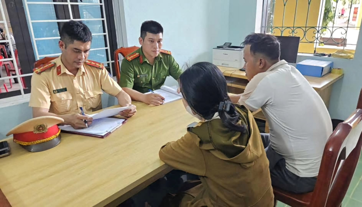 Xử lý người phụ nữ ngang nhiên chặn xe, nằm giữa đường gây cản trở giao thông ở Quảng Trị