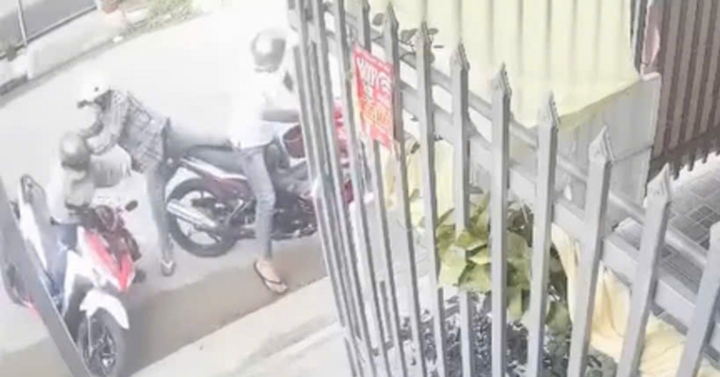 Clip cướp giật dây chuyền trước cửa nhà trọ, người phụ nữ ngã nhào xuống đường ở Tây Ninh