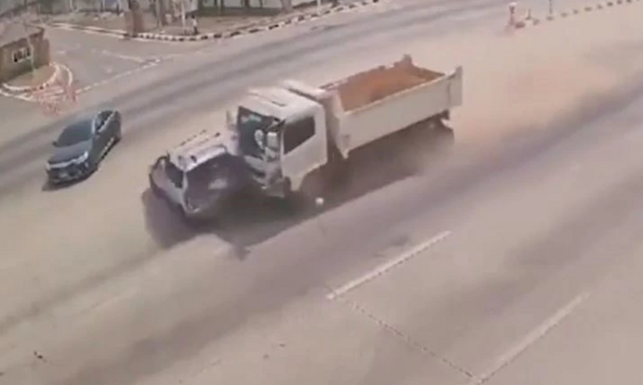 Tài xế ngủ gật gây tai nạn liên hoàn, kéo lê ô tô chở học sinh, nhiều người nhập viện