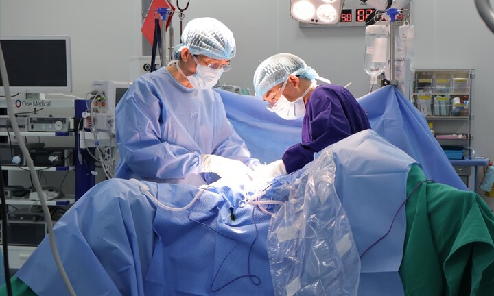 Bị ung thư xâm lấn bàng quang, người đàn ông 61 tuổi thoát cửa tử nhờ chiến lược điều trị khác thường 